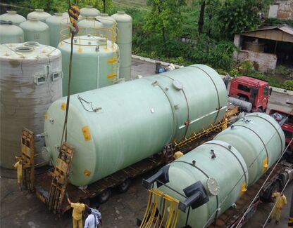 玻璃鋼儲(chǔ)罐的施工現(xiàn)場